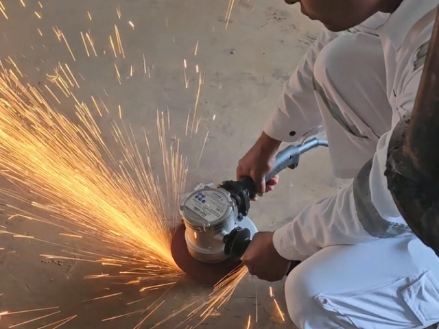 صواريخ جلخ زاوية عالية التردد HGC-250II مستخدمة في حوض بناء سفن في إندونيسيا